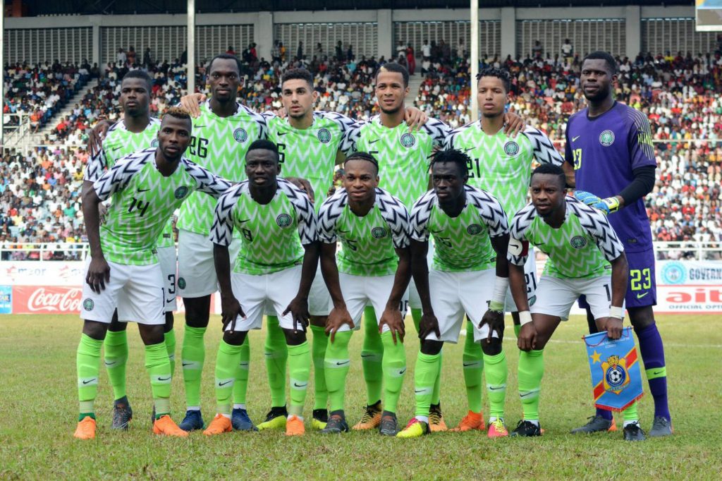 El equipo de Nigeria con la camiseta que es furor. @NGSUPEREAGLES