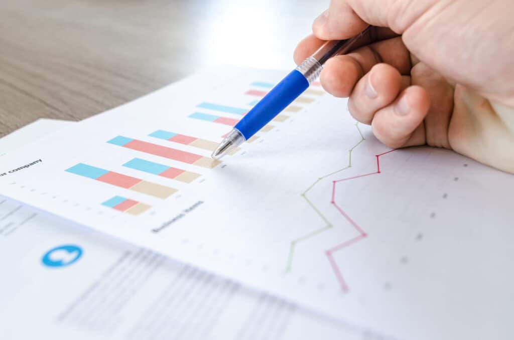 Gros plan sur un graphique de données, illustrant l’analyse et l’aide à la décision apportées par l’intelligence artificielle dans le marketing digital.