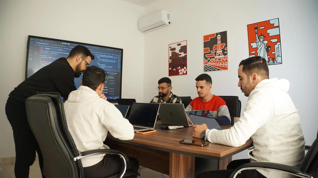 Équipe technique marocaine travaillant sur des projets informatiques
